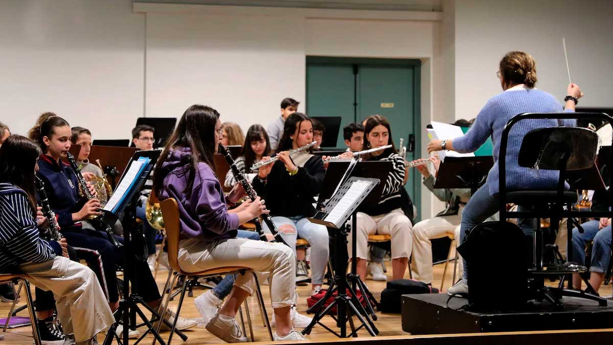 Alumnos tocando instrumentos en clase de música en conservatorio de Andalucía