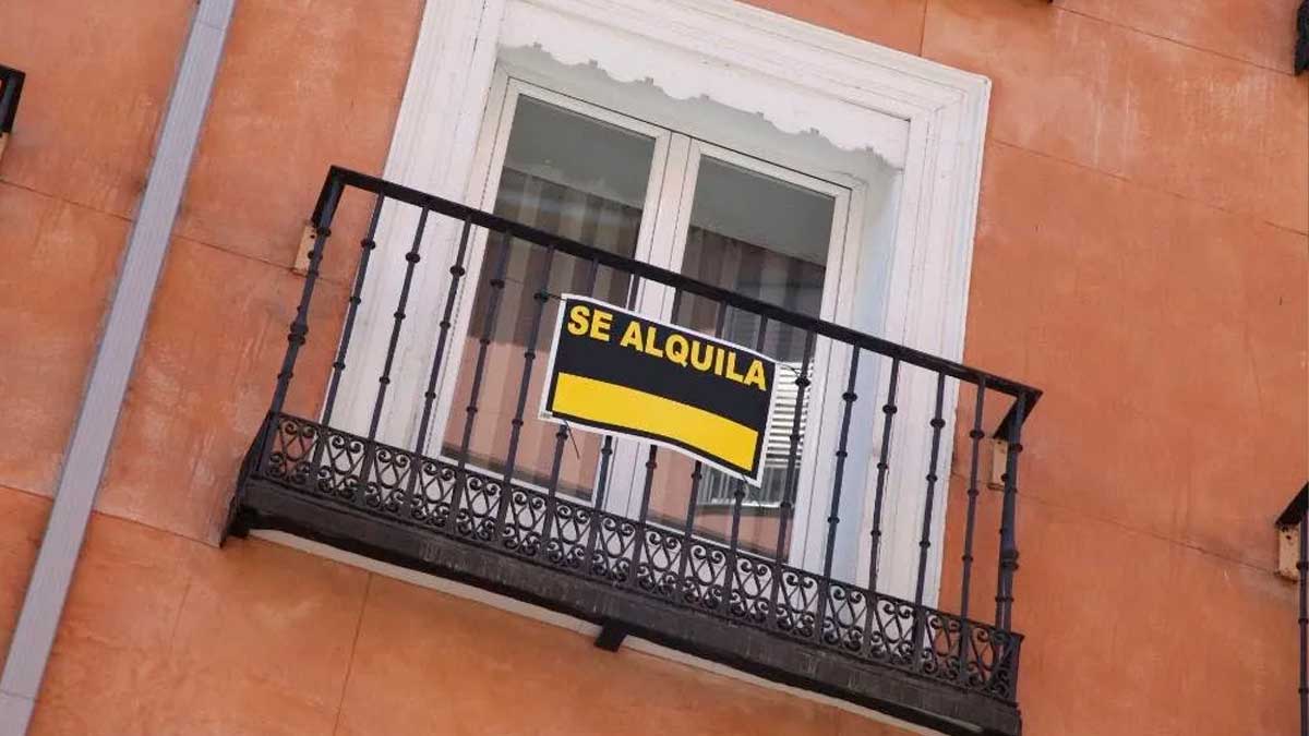 Balcón con cartel se alquila en vivienda Andalucía ayudas alquiler familias vulnerables