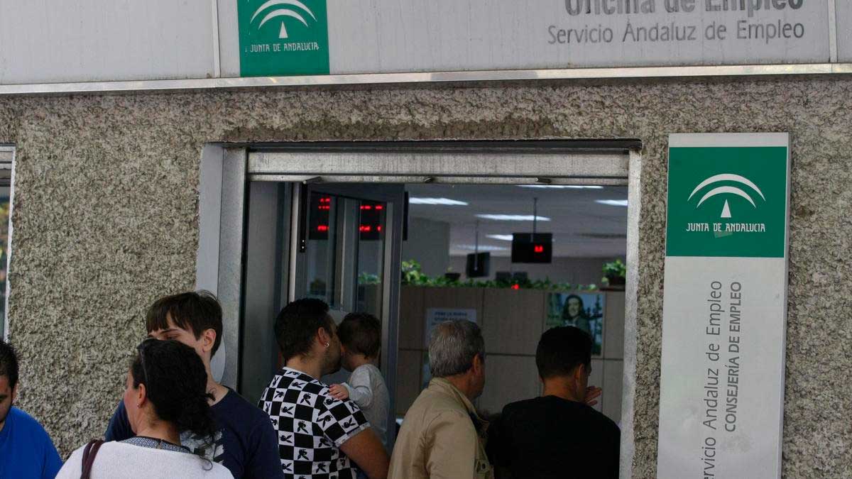 Oficina del Servicio Andaluz de Empleo con personas en Andalucía durante la bajada del paro
