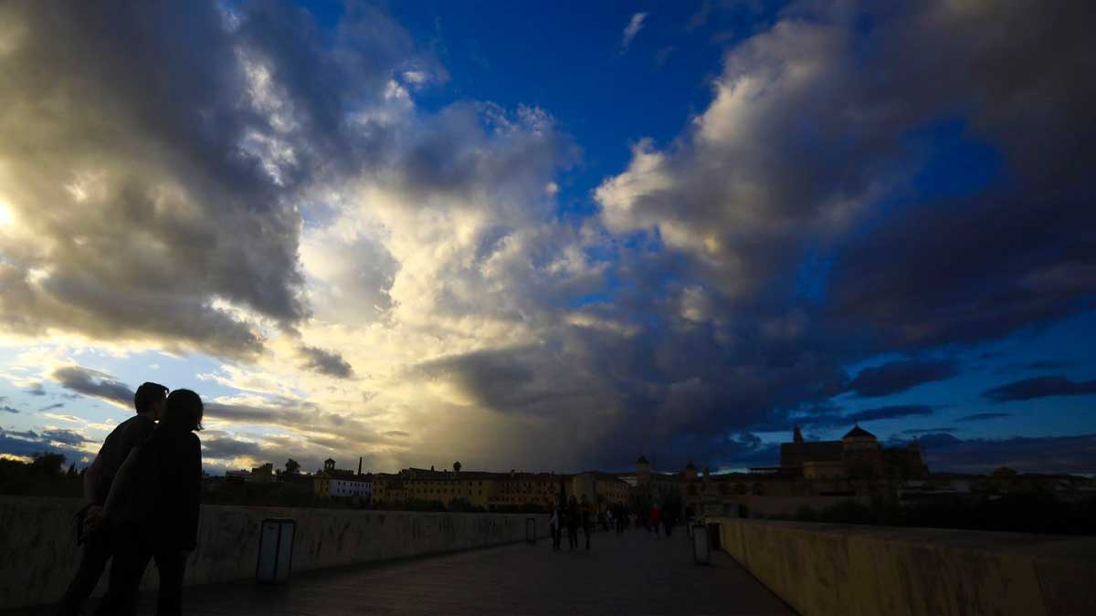 Contraste de nubes y claros en Andalucía durante el puente de mayo con previsión de sol y tormentas en algunas zonas