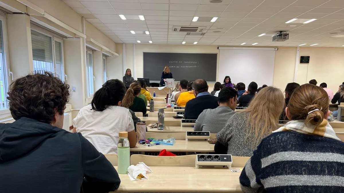 Aspirantes realizando las pruebas de acceso a FP en un aula de Andalucía