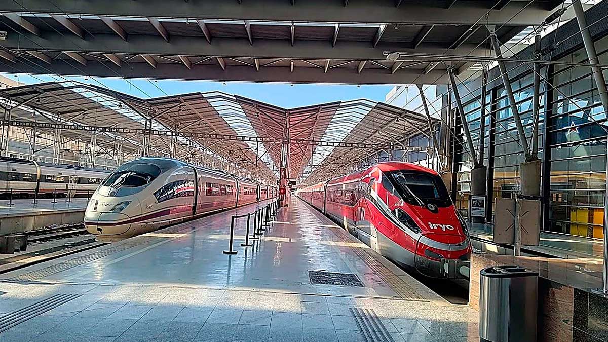 Trenes AVE y alta velocidad estacionados en andenes durante reapertura Madrid Málaga