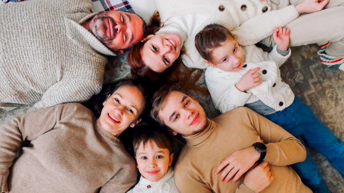 Familia numerosa en casa reunida beneficiaria de deducción fiscal en la renta
