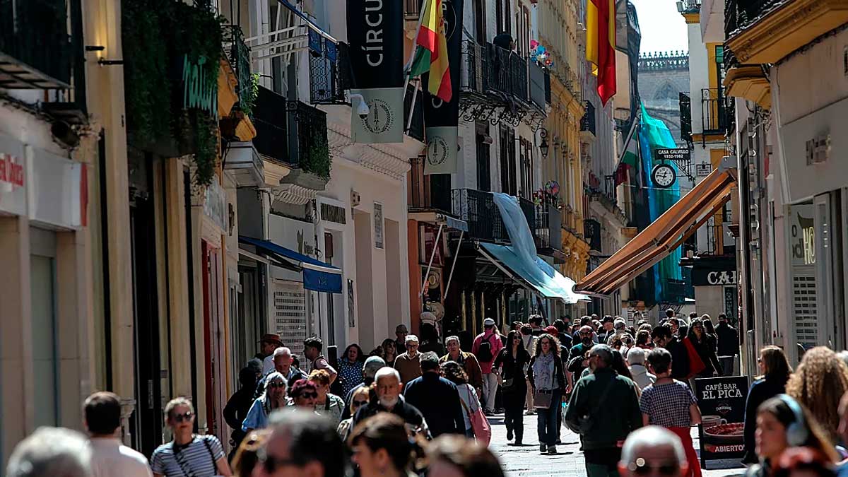 Calle comercial con tiendas y personas en Andalucía impulsando el comercio local