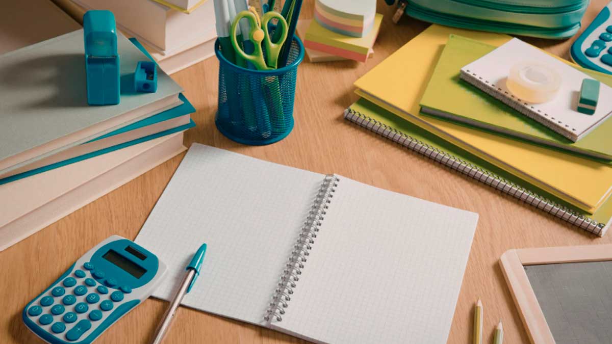 Material escolar con cuadernos calculadora y libros para ayudas escolares 2026 en Málaga