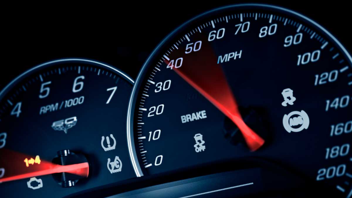 Cuadro de mandos coche mostrando velocidad y revoluciones en carretera