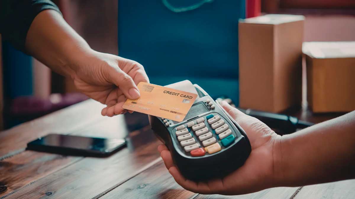 Cliente pagando con tarjeta de crédito en comercio tras nueva ley que limita el crédito sin permiso