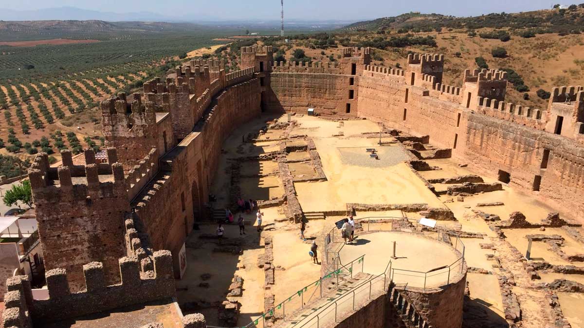 Castillo de Burgalimar en Baños de la Encina, Jaén, el castillo más antiguo de España rodeado de olivares