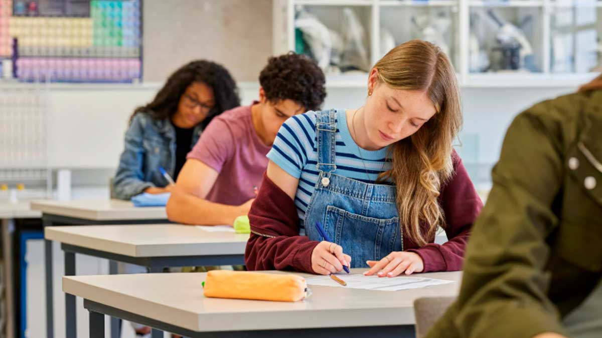 Estudiantes realizando un examen en aula relacionados con la solicitud de becas MEC 2026-2027