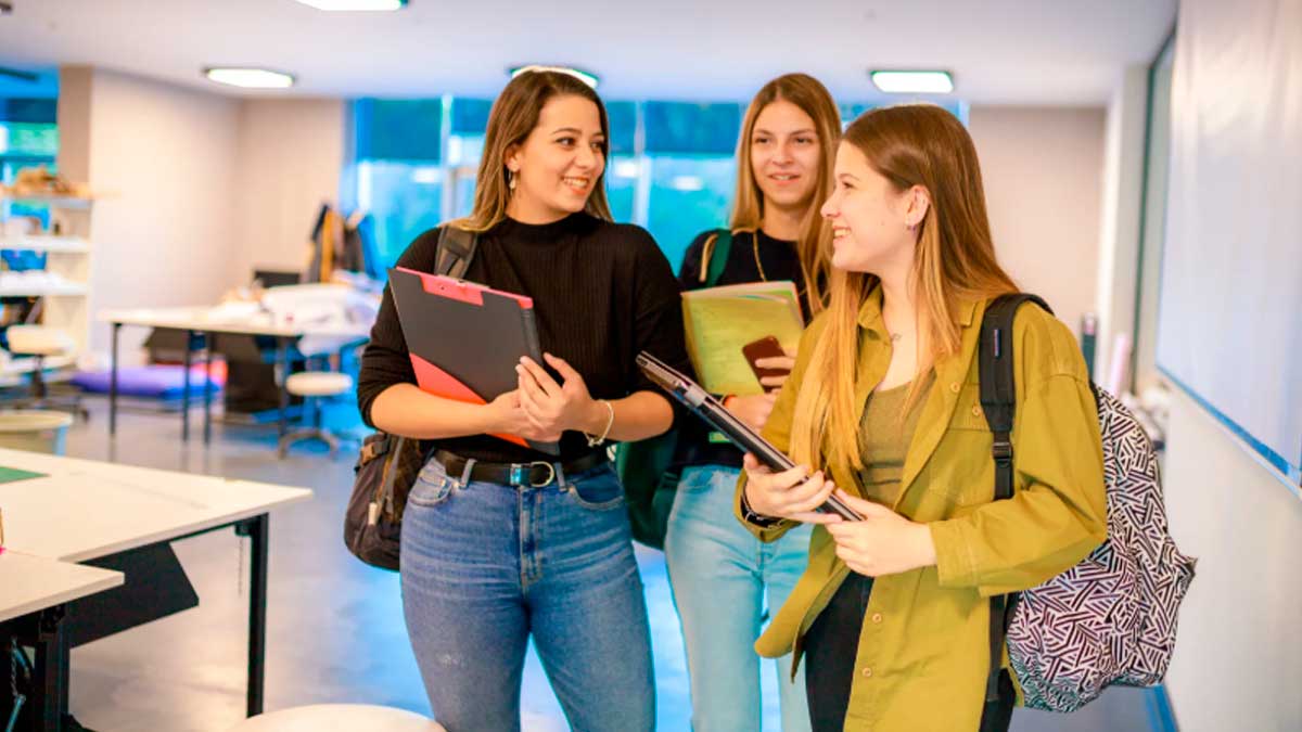 Estudiantes con apuntes tras conocer fechas de la PAU 2026 en Andalucía