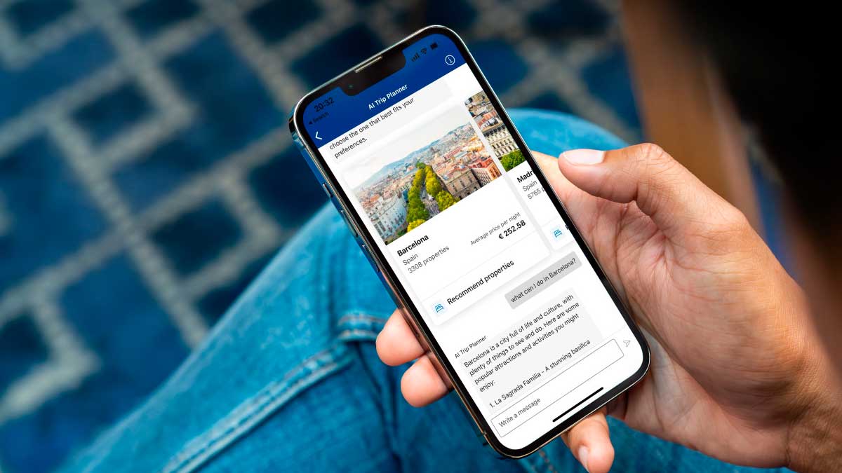Usuario consultando reservas en móvil tras ciberataque a Booking