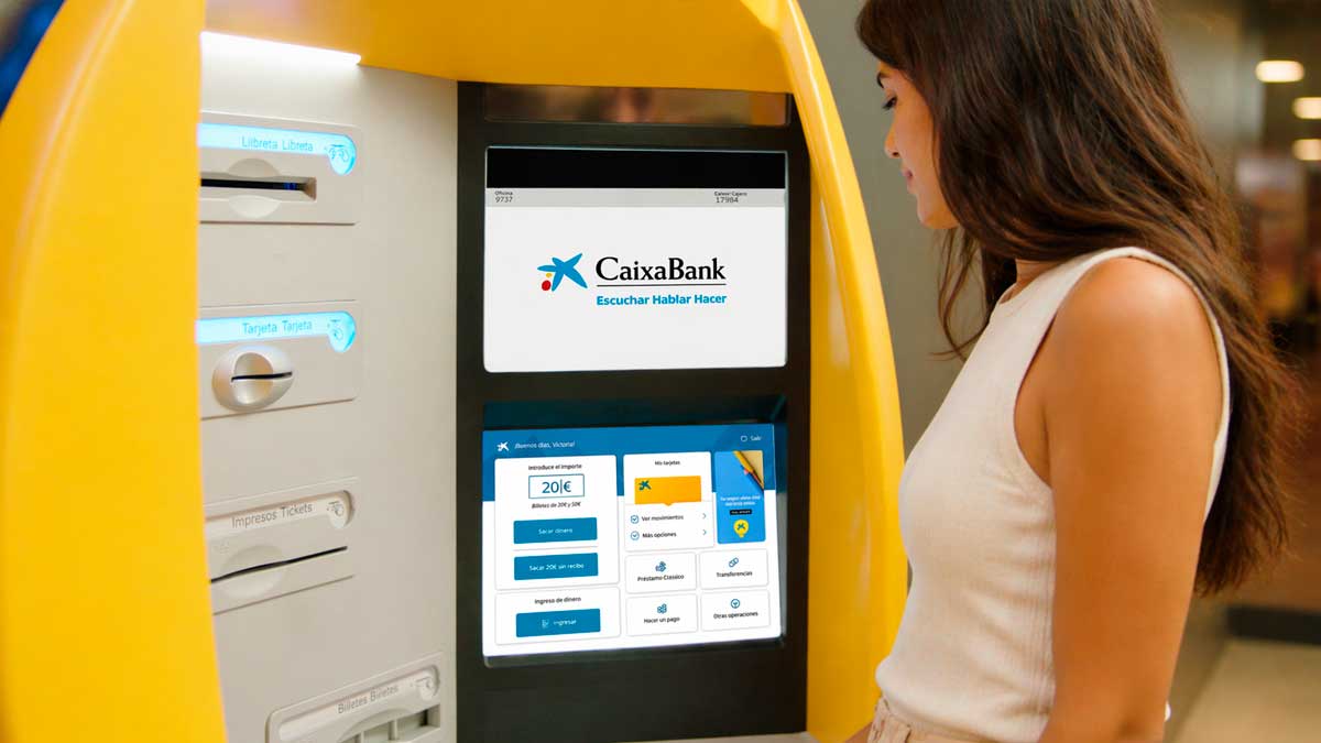 Mujer usando cajero de CaixaBank para retirar ingreso mínimo vital adelantado
