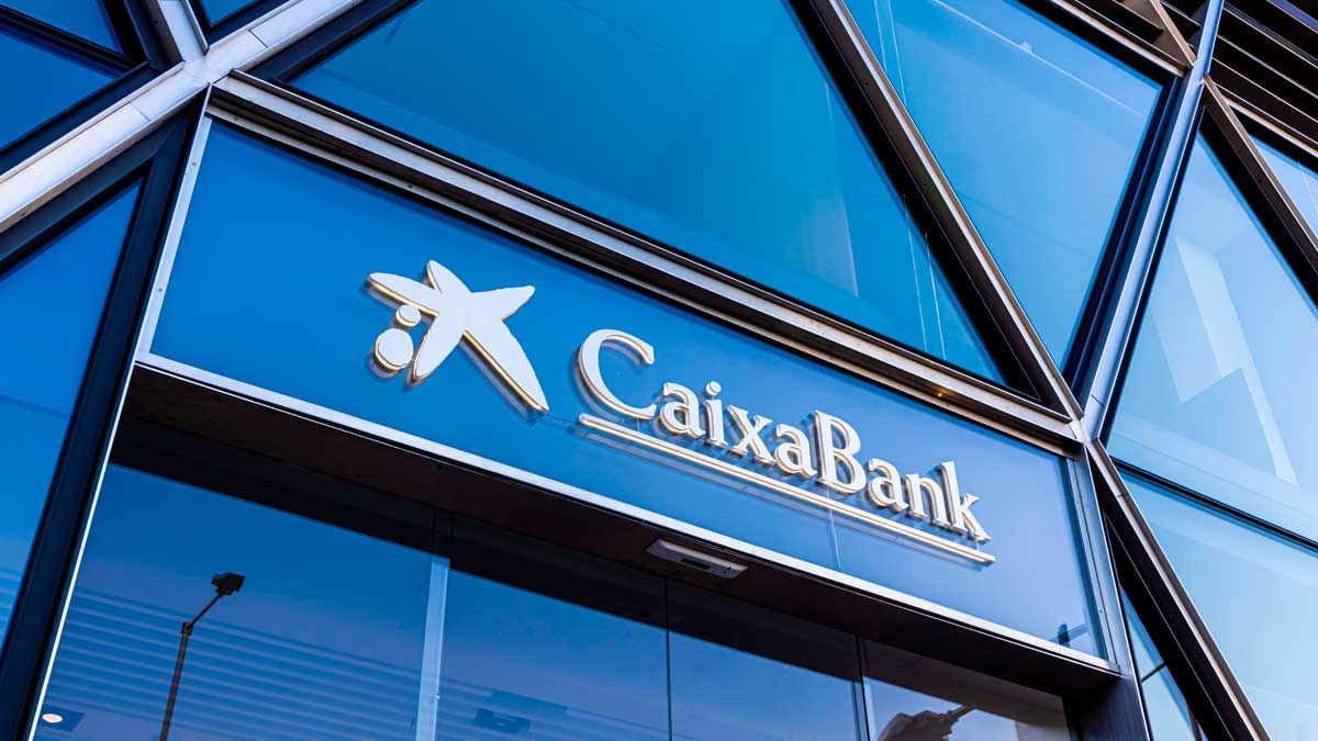 Fachada de CaixaBank en un edificio acristalado con el logotipo de la entidad
