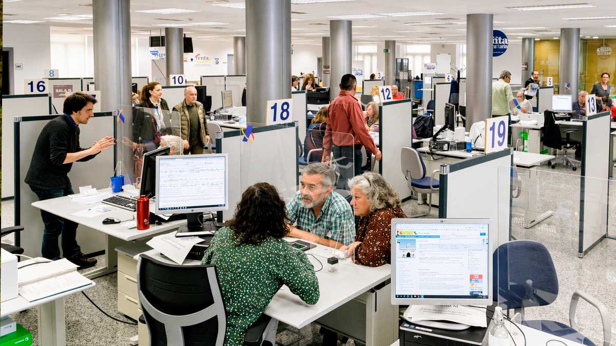 Oficina de Hacienda con contribuyentes atendidos durante la campaña de la Renta 2026 en plena huelga