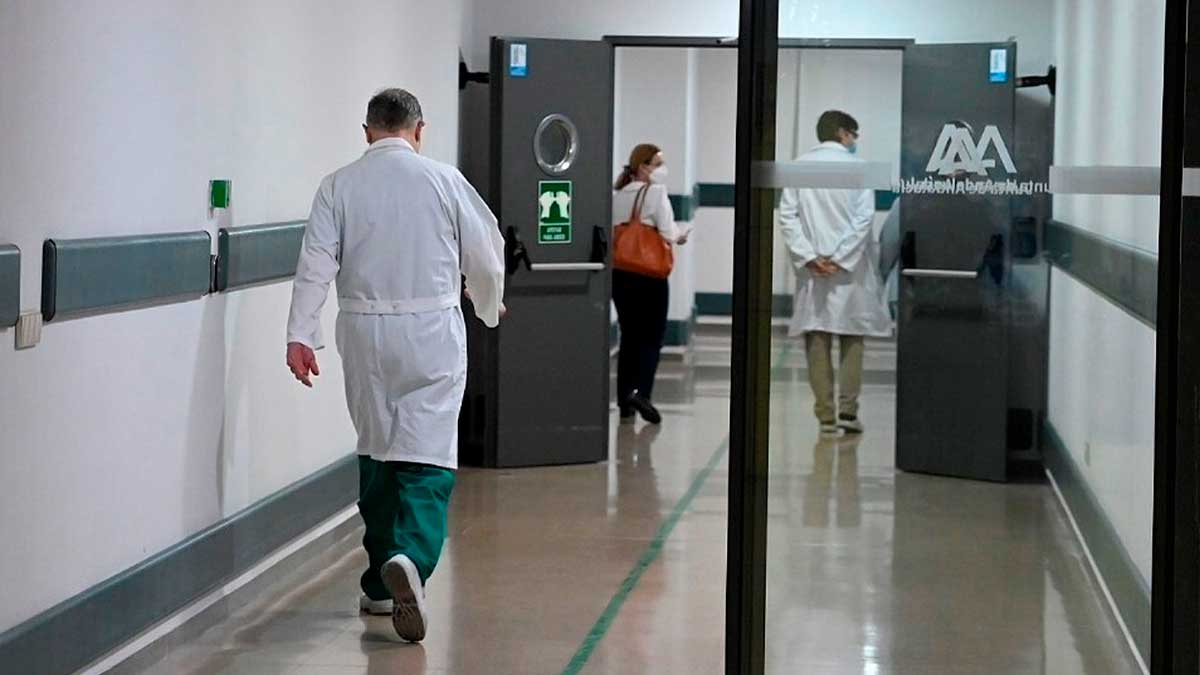 Profesionales sanitarios del SAS en Andalucía tras la aprobación de la nueva carrera profesional