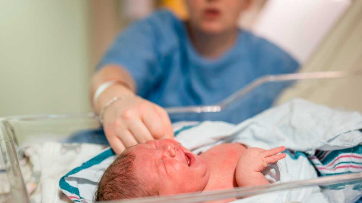 Bebé recién nacido en hospital atendido por madre cheque bebé 300 euros ayuda natalidad