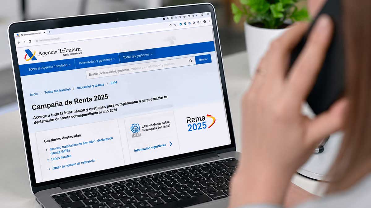 Agencia Tributaria en pantalla con campaña de la Renta 2025 y contribuyente gestionando cita previa telefónica