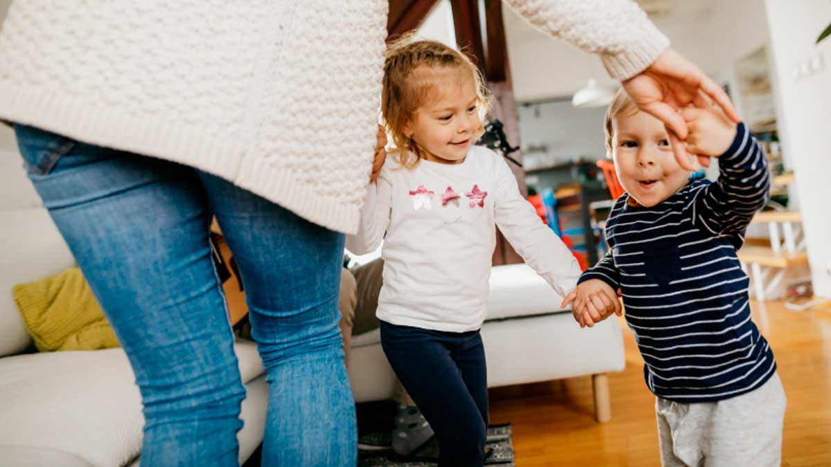 Familia con hijos pequeños que pueden cobrar ayuda de 1380 euros al año