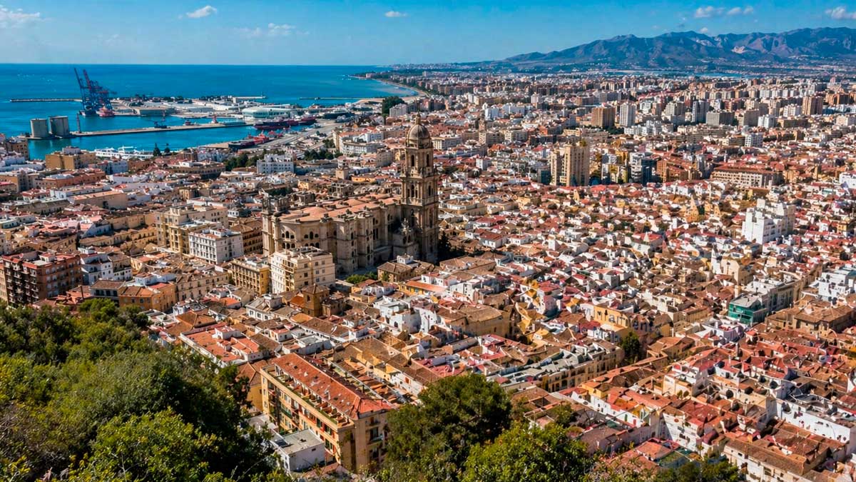 Vista panoramica de Malaga con su casco urbano donde se reflejan problemas de urbanismo y expedientes sin resolver