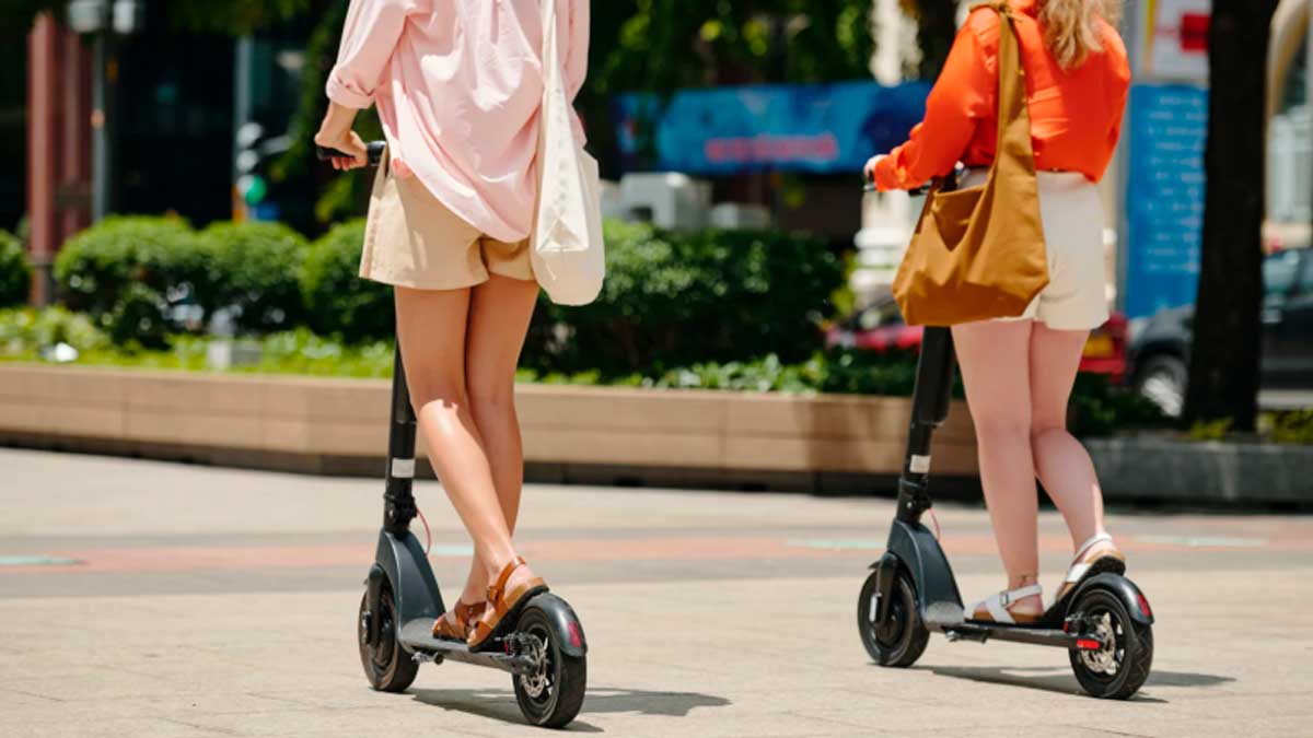 Personas circulando en patinetes eléctricos en ciudad normativa DGT registro obligatorio