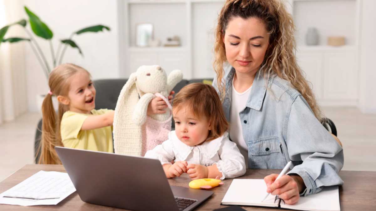 Madre trabajando desde casa con hijos conciliación excedencia cuidado de hijos