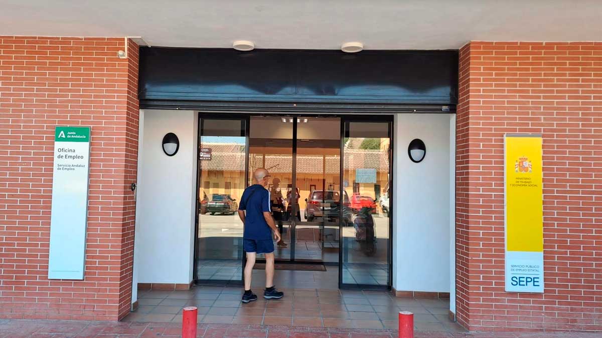 Persona entrando en una oficina del SEPE para gestionar prestación por desempleo en España