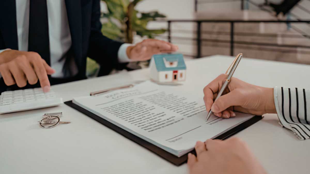 Firma de contrato de compraventa de vivienda en Andalucía con asesor inmobiliario