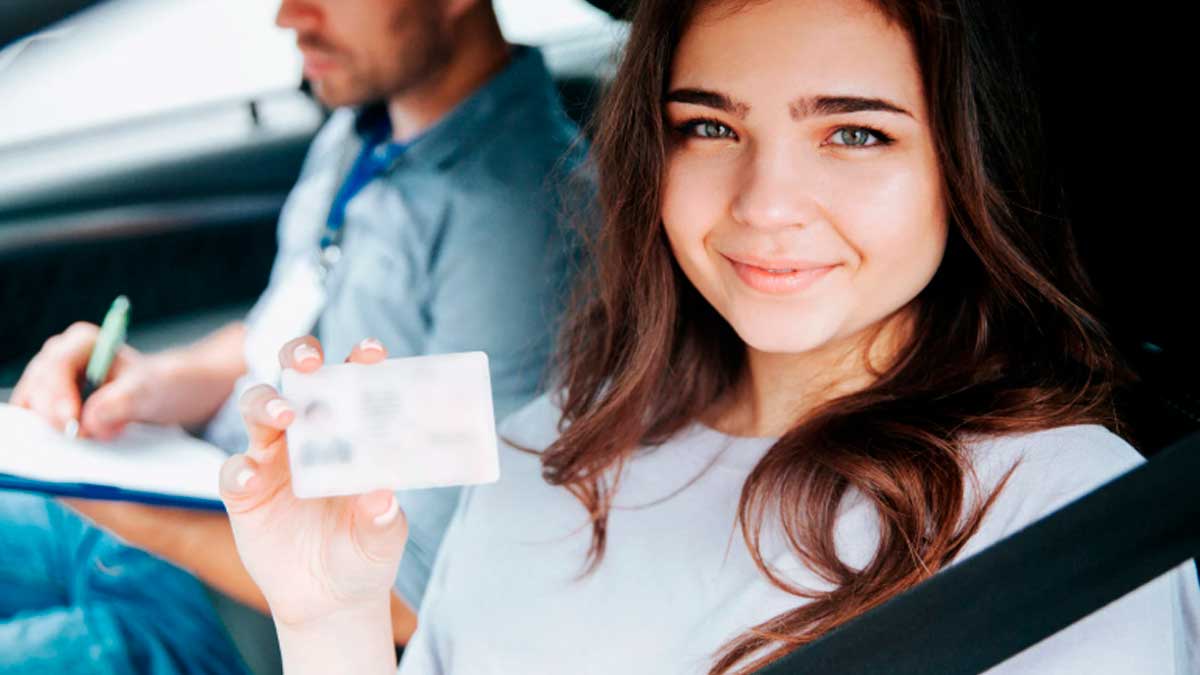 Joven mostrando carnet de conducir con acompañante en coche aprendizaje conducción 17 años