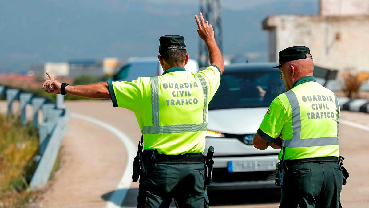 Agentes de la Guardia Civil de Tráfico realizando un control de velocidad en carretera