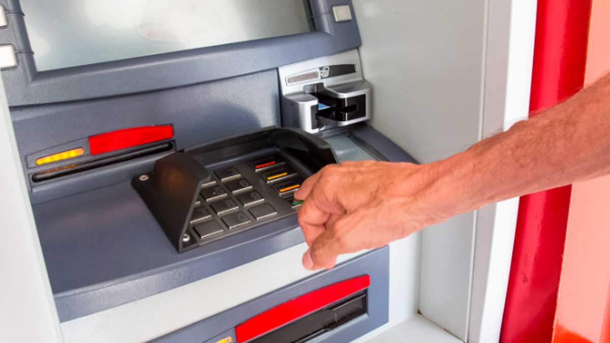 Persona retirando dinero en cajero automático tras el ingreso de la pensión de abril de 2026