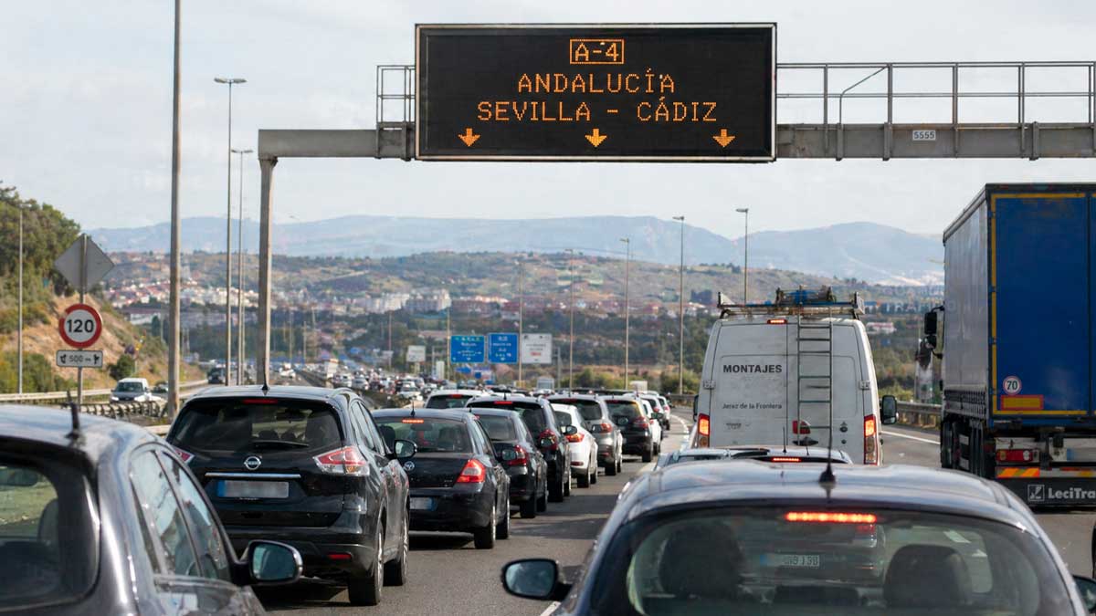 Tráfico denso en la A-4 con señal hacia Andalucía durante la operación salida del puente de mayo 2026