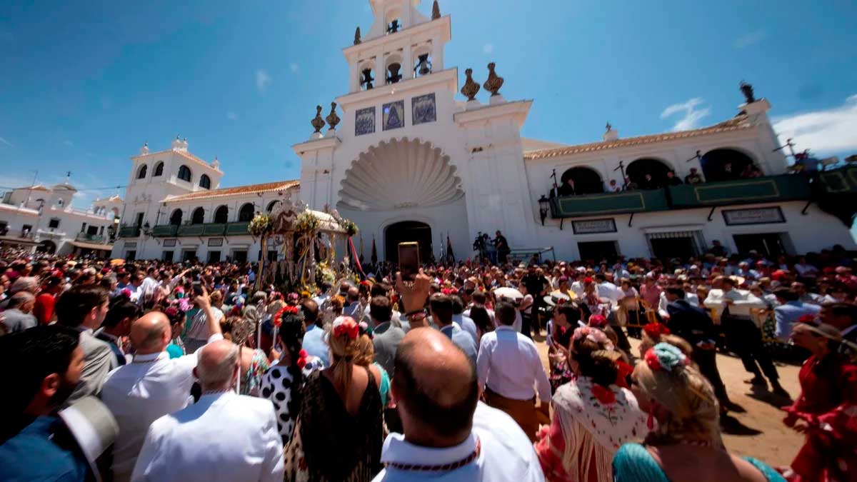 Multitud de peregrinos en la Romería del Rocío con dispositivo de seguridad del Plan Romero 2026