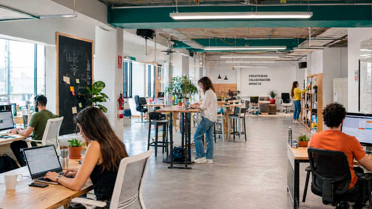 Coworking en Andalucía con emprendedores trabajando en oficina moderna ayudas emprendimiento 2026