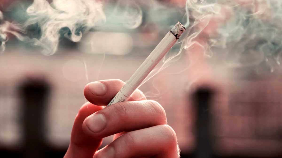 Trabajador fumando durante la jornada laboral con cigarrillo encendido