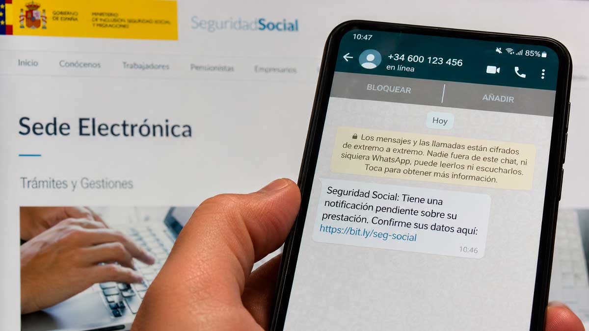 Mensaje fraudulento suplantando a la Seguridad Social en móvil con enlace falso para robar datos bancarios