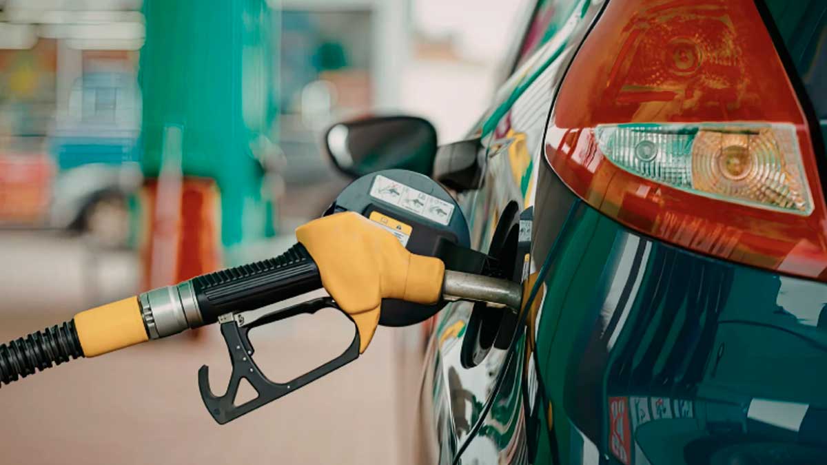 Surtidor echando combustible en coche diésel en gasolinera