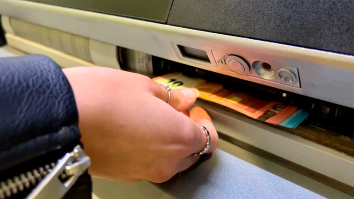 Persona retirando dinero en cajero automático tras el cobro del paro en abril de 2026