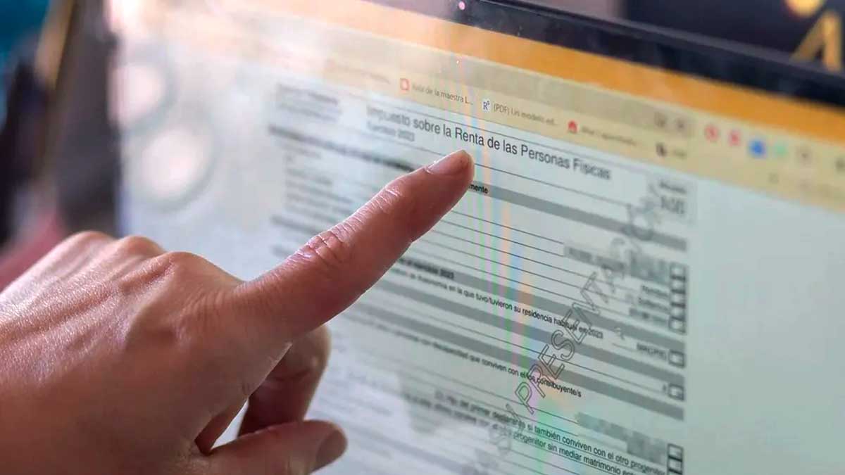 Persona señalando el borrador de la Renta en Renta Web para revisar datos omitidos por Hacienda