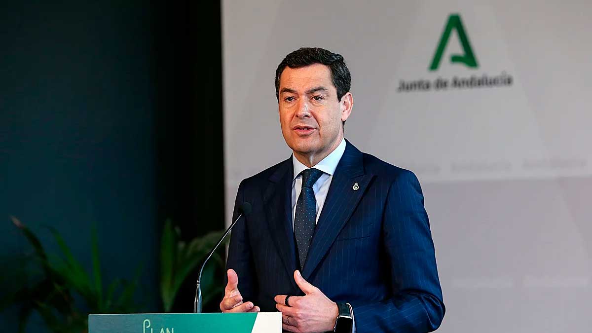 Juanma Moreno durante un acto en Andalucía anunciando beneficios fiscales en viviendas heredadas entre hermanos