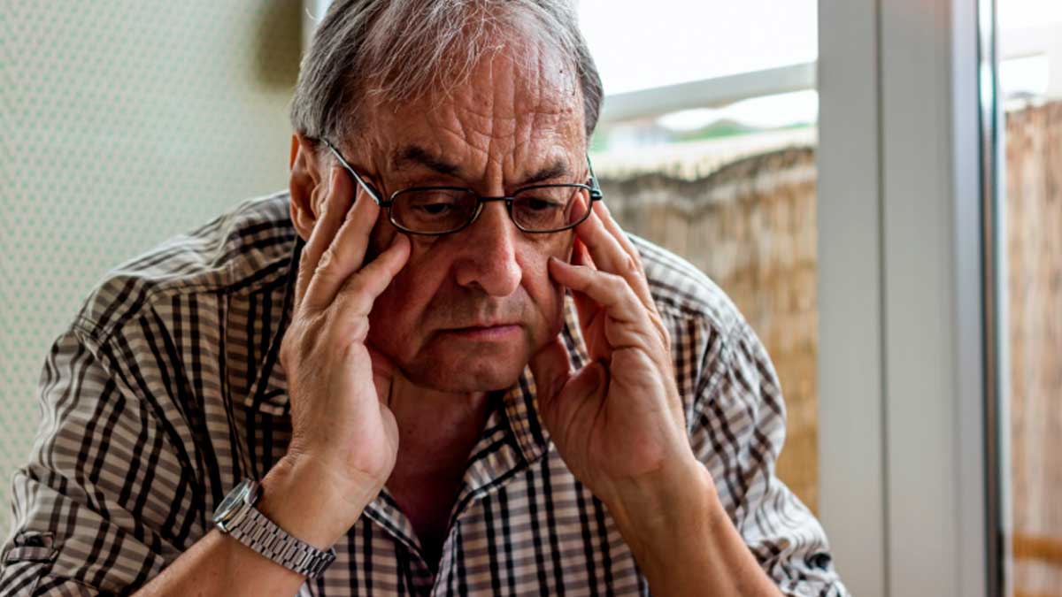 Hombre mayor preocupado calculando su jubilación anticipada y posible recorte de pensión en 2026