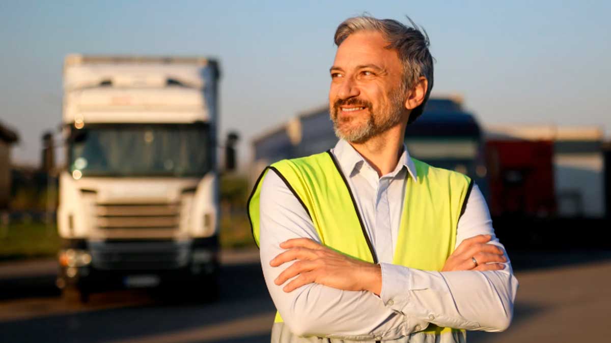 Transportista con chaleco reflectante frente a camiones en relación con la jubilación anticipada sin recortes