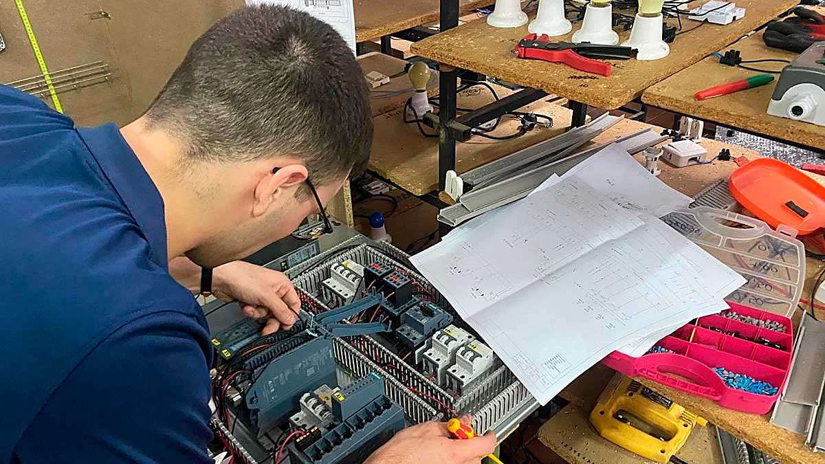 Alumno realizando prácticas de electricidad en curso de formación profesional en Andalucía con material técnico y cableado