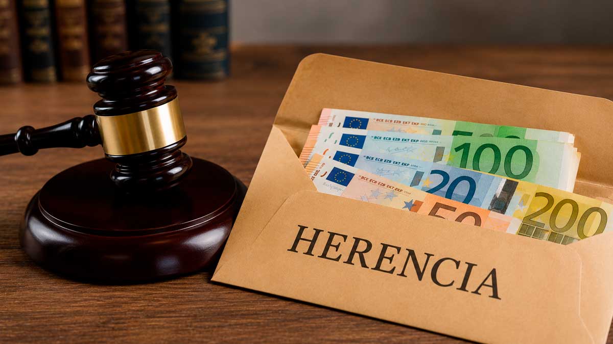 Mazo judicial junto a un sobre con dinero relacionado con una herencia y la retirada del IMV