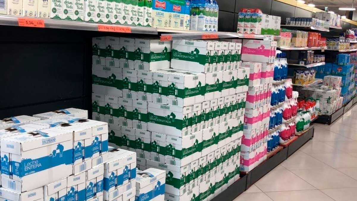 Lineal de Mercadona con cajas de leche Hacendado tras la bajada de precios en productos básicos