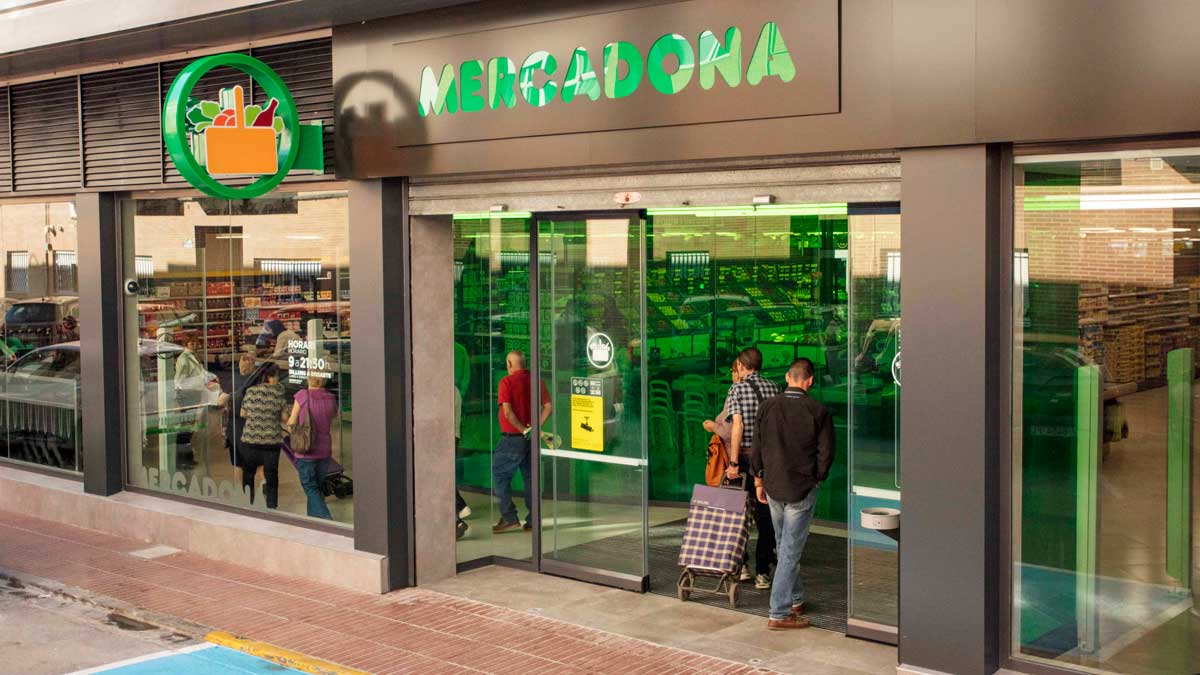 Entrada de un supermercado Mercadona con clientes accediendo a la tienda tras cambios en su sección de pescadería