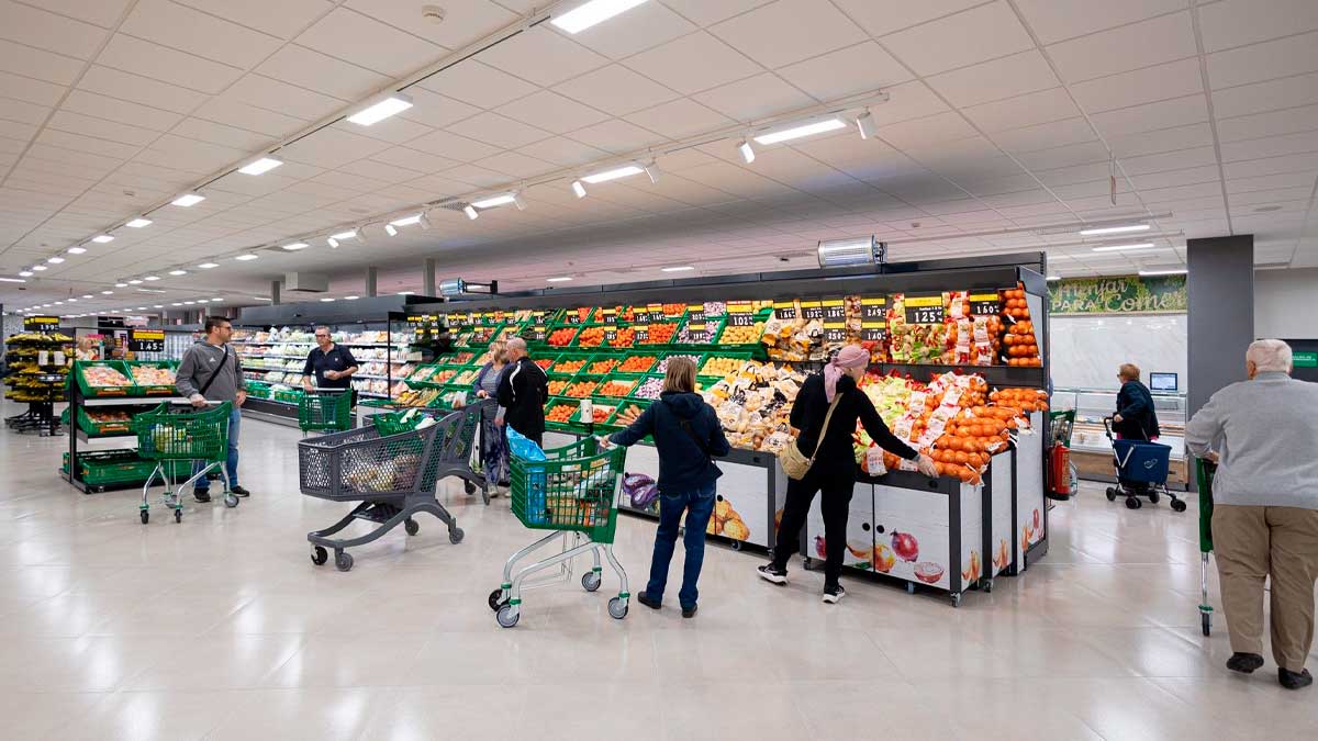 Clientes comprando fruta en Mercadona de Andalucía en sección de frescos