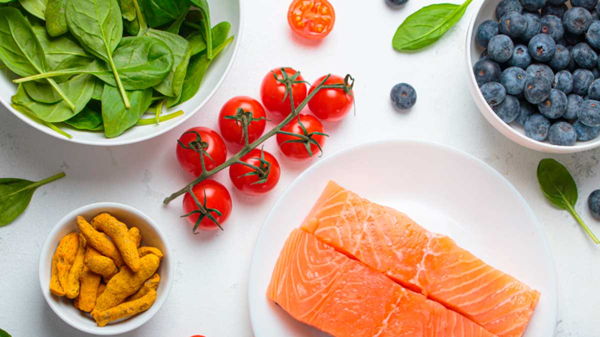Dieta antiinflamatoria con salmón espinacas tomates y arándanos