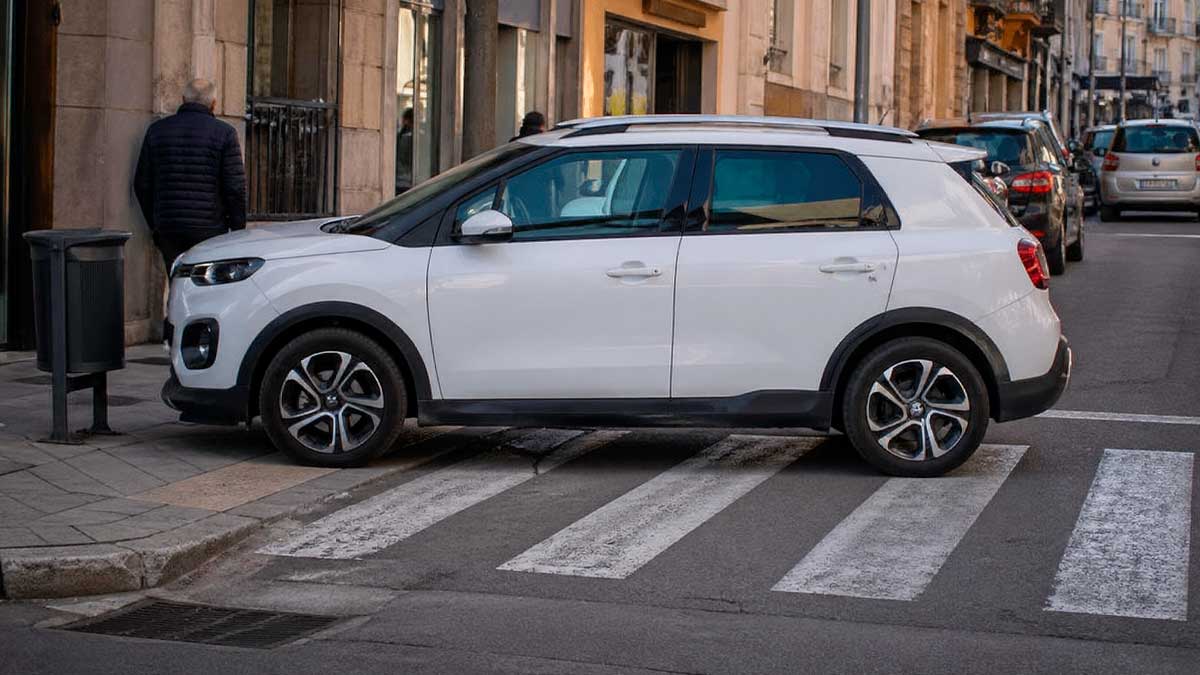 Coche aparcado sobre paso de cebra multa 200 euros DGT España