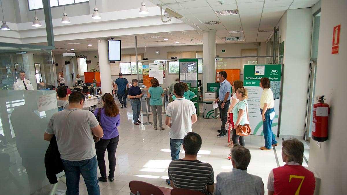Personas esperando en una oficina de empleo en España para gestionar el paro del SEPE en 2026