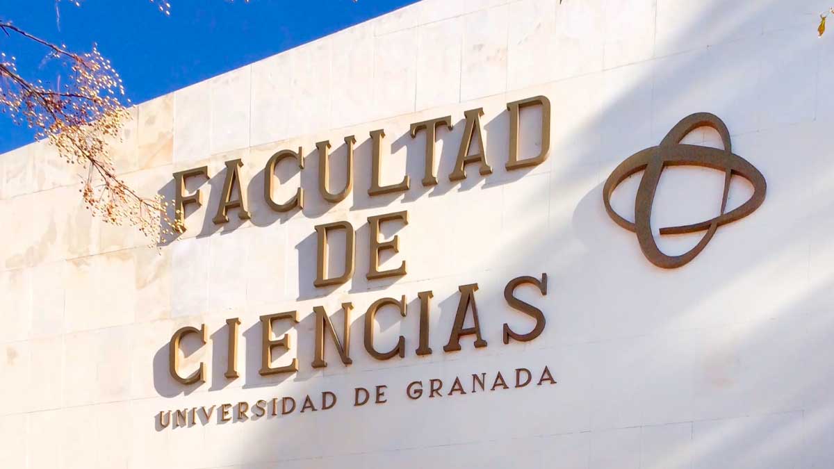 Fachada de la Facultad de Ciencias de la Universidad de Granada donde aumentan las notas de corte